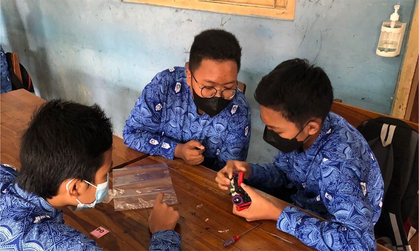 Pelatihan Robot Line Follower SMP Muhammadiyah 1 Godean - AnakPanah.id
